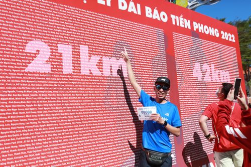 Sau khi nhận được BIB, nhiều runner di chuyển về khu vực bảng tên của giải để check-in cùng với tên của mình.