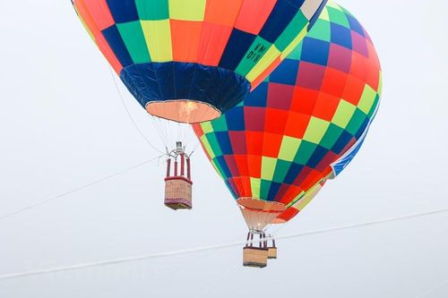 Do điều kiện không gian của nơi biểu diễn, khinh khí cầu sẽ bay treo lơ lửng lên xuống ở độ cao không quá 50m theo tiêu chuẩn quốc tế và cố định tại chỗ, không di chuyển. (Ảnh: Minh Sơn/Vietnam+)