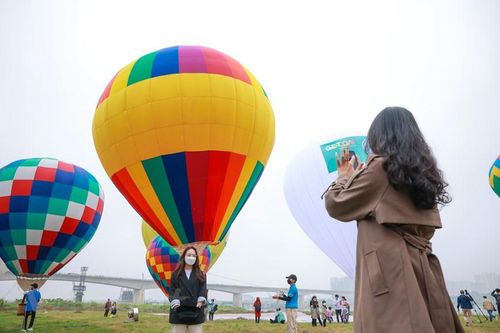Điểm nhấn đặc biệt của sự kiện là bay trải nghiệm với khinh khí cầu ngắm cảnh Hà Nội từ trên cao giúp du khách có những cảm giác mới lạ. (Ảnh: Minh Sơn/Vietnam+)