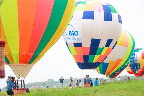 Từ 8 giờ đến 21 giờ các ngày 25-27/3, tại khu vườn nhãn có 22 quả khinh khí cầu các loại, (gồm 4 khinh khí cầu cấp 7 cao 22m, 18 khinh khí cầu cấp 1 cao 10m), đa sắc màu, bay lơ lửng trên bầu trời. (Ảnh: Minh Sơn/Vietnam+)
