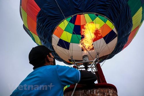 Lễ hội khinh khí cầu ở Hà Nội sẽ bán vé từ ngày 26/3, vé vào cửa là 60 ngàn đồng/người, trẻ em dưới 1,1 m miễn phí, vé tham quan khinh khí cầu giá 25 ngàn đồng, vé bay 150 ngàn đồng/trẻ em và 300 ngàn đồng/người lớn. (Ảnh: Minh Sơn/Vietnam+)