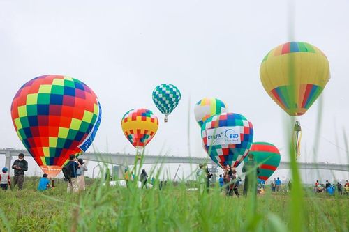 Vào 20 giờ ngày 25/3 tại khu vườn hoa Lý Thái Tổ và tuyến phố Đinh Tiên Hoàng, quận Hoàn Kiếm cũng sẽ có dàn khinh khí cầu bay cao 10m và 22m để du khách chụp ảnh, trải nghiệm. (Ảnh: Minh Sơn/Vietnam+)