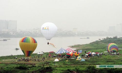 Lần đầu tiên, người dân Thủ đô có thể cầm nắm khinh khí cầu trong tay và chụp hình selfie, quay lại tuổi thơ. Chị Uyên Vy (trú tại quận Hai Bà Trưng, Hà Nội) chia sẻ: "Nhiều tháng qua vì dịch COVID-19, tôi chỉ quanh quẩn ở nhà và tới nơi làm việc. Hôm nay thành phố tổ chức ngày hội hoành tráng như thế này tôi rất vui, lần đầu trong đời được chiêm ngưỡng khinh khí cầu trực tiếp"