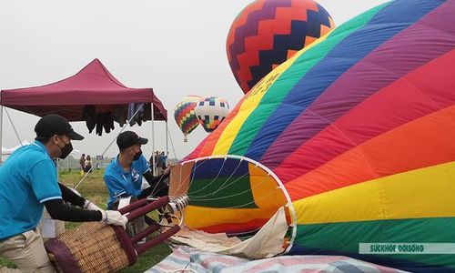Các kỹ thuật viên đang khởi động khinh khí cầu