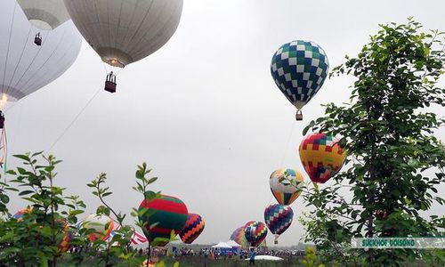 Khinh khí cầu đa sắc màu xuất hiện trên bầu trời Thủ đô