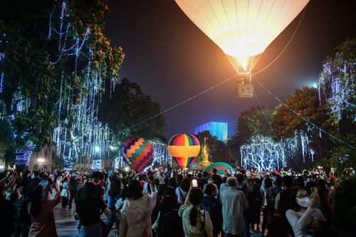 Khoảng 19h30 ngày 25/3, sự kiện trải nghiệm khinh khí cầu diễn ra ngay tại công viên Lý Thái Tổ, thu hút đông đảo người dân. Đây là chương trình do Sở Du lịch Hà Nội tổ chức nhằm hưởng ứng mở lại các hoạt động du lịch.