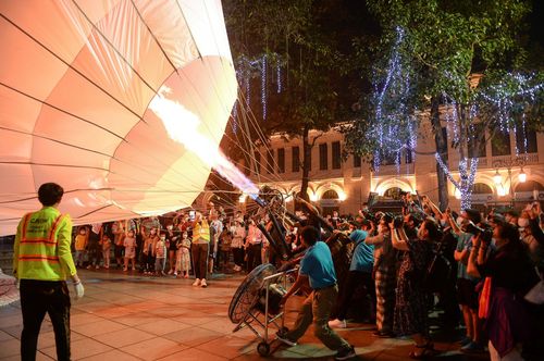 Chiếc khinh khí cầu có kích thước dài 22 m, sử dụng 2 bình khí đốt với 2 ống phun. Khi lửa bốc lên, hàng trăm người hò reo tỏ ra thích thú.