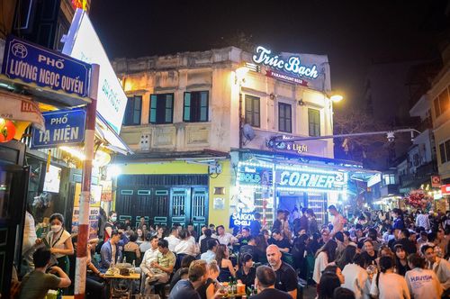 Các tuyến phố ăn uống như Đinh Liệt, Tạ Hiện, Lương Ngọc Quyến... cũng đông đúc trong ngày cuối tuần, đặc biệt từ khi Hà Nội hủy bỏ quy định đóng cửa sau 21h.