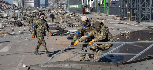 Các binh sĩ Ukraine kiểm tra thiệt hại sau cuộc không kích của Nga vào một trung tâm mua sắm ở Kyiv, Ukraine, vào ngày 21/3. Ảnh: Getty. 