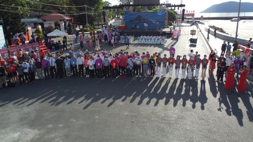 Lễ thượng cờ Tổ quốc tại Tiền Phong Marathon không chỉ để tôn vinh hình ảnh cờ Tổ quốc mà còn là thông điệp khẳng định chủ quyền bất khả xâm phạm đối với hai quần đảo Hoàng Sa và Trường Sa của Việt Nam.