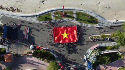 Để thể hiện sự tự hào dân tộc, lòng biết ơn sâu sắc đến bao thế hệ đi trước, Ban tổ chức và các VĐV tham dự Tiền Phong Marathon, người dân Côn Đảo cùng nhau trải lá cờ Tổ quốc rộng 300 m2 trên Quảng trường Cột cờ. Đây là hoạt động ý nghĩa nhằm nêu cao tinh thần đoàn kết, ý thức trách nhiệm đối với quê hương của các VĐV, cổ động viên tham gia Tiền Phong Marathon 2022.