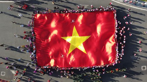 Tham dự Lễ thượng cờ, Á hậu Phương Anh không khỏi xúc động: “Ngày hôm nay sau khi tham dự Lễ thượng cờ, Phương Anh cảm thấy rất tự hào khi được đứng tại một nơi rất thiêng liêng của Tổ quốc. Sự kiện hôm nay vô cùng ý nghĩa. Đồng thời Phương Anh cũng rất biết ơn trước công lao các vị anh hùng đã bảo vệ Tổ quốc để chúng ta có được bình yên như ngày nay. Được khoác trên mình chiếc áo cờ đỏ sao vàng khiến Phương Anh cảm xúc thật dâng trào”.