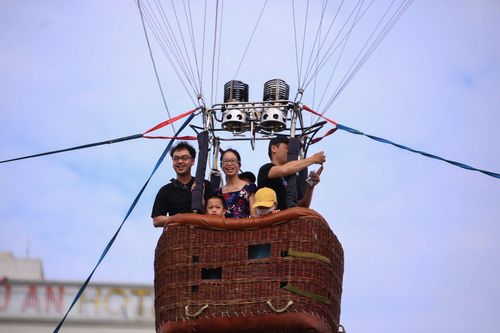  Nhiều người dân và du khách lên khinh khí cầu để trải nghiệm, ngắm Đà Nẵng từ trên cao. 