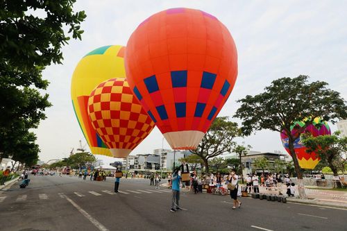  Từ sáng sớm, hàng trăm người dân và du khách đến bên bờ sông Hàn (khu vực phía tây cầu Rồng) để chiêm ngưỡng màn trình diễn. 