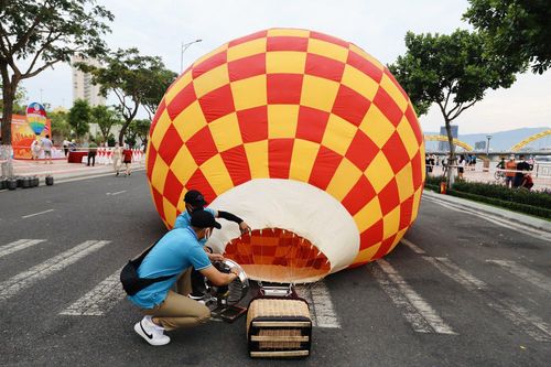  Trong đó: 3 khinh khí cầu lớn cao 22 m, 12 khinh khí cầu mini cao 7-10 m, 2 quả khinh khí cầu hơi cao 12 m và 15 m. 