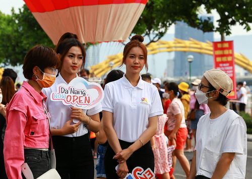  Trần Nguyên Minh Thư, Hoa hậu du lịch Đà Nẵng 2022 cũng có mặt tham dự sự kiện. Cô cho biết rất vui và hy vọng những ngày tới, du khách quốc tế sẽ đến Đà Nẵng nhiều hơn. 