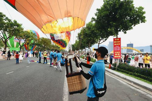  Khinh khí cầu rực rỡ sắc màu được trình diễn theo hình thức bay treo, cột dây cố định, vị trí cao nhất của khinh khí cầu cao khoảng 40 m so với mặt đất. 
