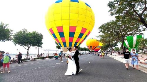 Lê hội thu hút hàng nghìn người dân và du khách vui chơi, chiêm ngưỡng. Tại lễ hội, nhiều bạn trẻ cũng tranh thủ chụp bộ ảnh cưới.
