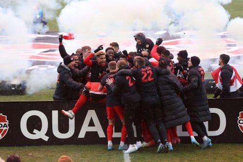  Các cầu thủ Canada ăn mừng chiến tích giành vé dự World Cup sau 36 năm. Họ từng dự World Cup 1986 và dừng chân ở vòng bảng. Đó là lần duy nhất bóng đá nước này được tận hưởng không khí World Cup, cho đến giải đấu chuẩn bị khởi tranh ở Qatar. 