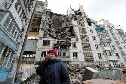  Một tòa nhà bị bom đạn phá hủy tại Mariupol. Ảnh: Reuters. 