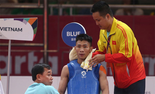 Huấn luyện viên Phan Quốc Vinh (ngoài cùng, bên phải) tại ASIAD 18.Ảnh: ĐỨC ĐỒNG