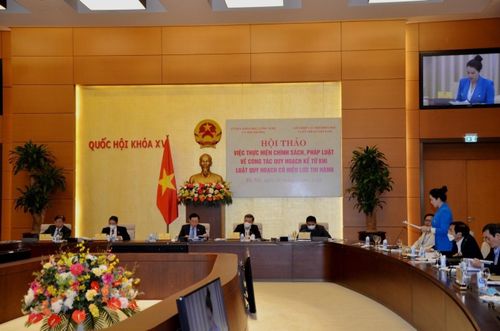 Luật sư Nguyễn Hồng Hạnh - Tổng GĐ tập đoàn GFS phát biểu tham luận tại hội thảo