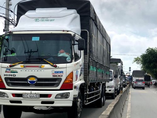 Nhiều tài xế xe tải cho biết đường vào các cảng lớn ở TP HCM như Cát Lái, Hiệp Phước... hiện thường xuyên bị ùn tắc kéo, cấm đường theo khung giờ khiến chi phí di chuyển tăng cao, khó khăn.TP HCM cam kết sẽ sử dụng nguồn thu phí từ cảng biển để tái đầu tư, xây dựng các công trình khu vực cảng biển. Hiện địa bàn TP HCM có nhiều khu cảng nước sâu là nơi trung chuyển hàng hóa của doanh nghiệp không chỉ trên địa bàn thành phố mà còn ở Bình Dương, Long An, Tây Ninh, Đồng Nai...