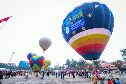 Ông Hoàng Việt Phương - Phó Chủ tịch UBND tỉnh Tuyên Quang cho biết, lễ hội khinh khí cầu lớn nhất Việt Nam được tổ chức tại Tuyên Quang lần này sẽ mang lại cho du khách trải nghiệm thú vị khi được ngắm nhìn thành phố và các huyện miền núi của Tuyên Quang từ trên cao.