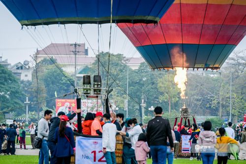 "Lễ khai mạc từ 7h, tôi đến trước từ 6h30 mà không mua được vé. Đến buổi chiều tôi cũng đến trước giờ mở hơn 30 phút cũng vẫn không mua được vé", bạn Hà Thị Thu (huyện Chiêm Hóa, Tuyên Quang) buồn bã nói.