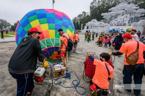 Bên cạnh trải nghiệm khinh khí cầu, du khách còn được trải nghiệm các hoạt động như phố đi bộ, khám phá hang động, thác nước, trải nghiệm đua thuyền trên lòng hồ thủy điện Na Hang, Lâm Bình, di tích quốc gia đặc biệt Tân Trào và các món ăn độc đáo của đồng bào các dân tộc.