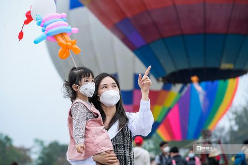 Bạn Phạm Hoa (Tp.Tuyên Quang) chia sẻ: "Đây là lần đầu mình được thấy khinh khí cầu, cảm giác nhìn ngắm khinh khí cầu bay lên không trung rất tuyệt vời. Vì thời lượng mở bán vé có hạn và lượng người mua nhiều nên mình chưa có cơ hội bay trải nghiệm. Ngày mai mình sẽ ra sớm để đặt mua vé. Nhiều người bạn được bay cũng chia sẻ cảm giác rất thú vị".