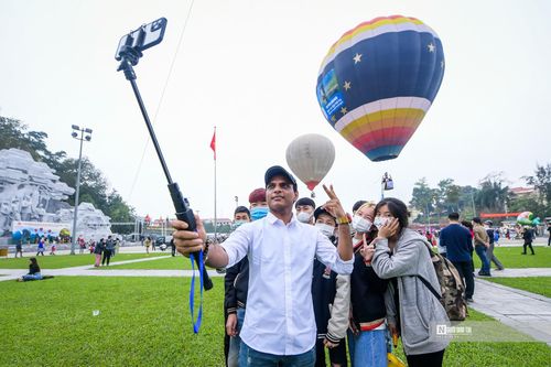 Nhiều bạn trẻ không được bay cũng tranh thủ chụp ảnh làm kỷ niệm.