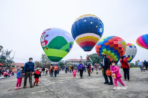 Giá vé bay tại chỗ với độ cao 50m tương ứng thời gian bay chừng 6 phút là 150 nghìn đồng/người. 4,5 triệu đông/ người với bay tự do ở độ cao 200-300m, bán kính 3-5 km để ngắm thành phố Tuyên Quang.