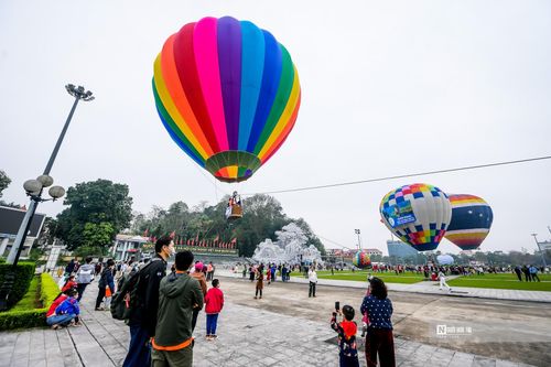 "Mức giá bay xa 5km cao quá nên tôi chỉ chọn vé bay tại chỗ 150 nghìn đồng. Tuy không được bay xa ngắm trọn thành phố nhưng ở độ cao 50m cũng rất thích", bạn Phạm Văn Hùng (TP Tuyên Quang) chia sẻ.