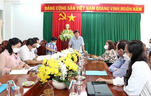 Đồng chí Lê Thành Công - Ủy viên Ban Thường vụ Tỉnh ủy, Trưởng Ban Dân vận Tỉnh ủy, Chủ tịch Ủy ban Mặt trận Tổ quốc Việt Nam tỉnh Đồng Tháp phát biểu tại buổi họp