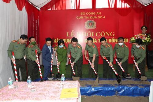 Các đại biểu khởi công xây dựng nhà "Nghĩa tình đồng đội" tặng gia đình Thiếu tá Lê Thị Thùy Dương.