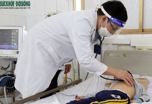 Bác sĩ khoa Nhi BVĐK tỉnh Quảng Ninh thăm khám cho một bệnh nhi cùng mắc hội chứng MIS-C sau nhiễm COVID
