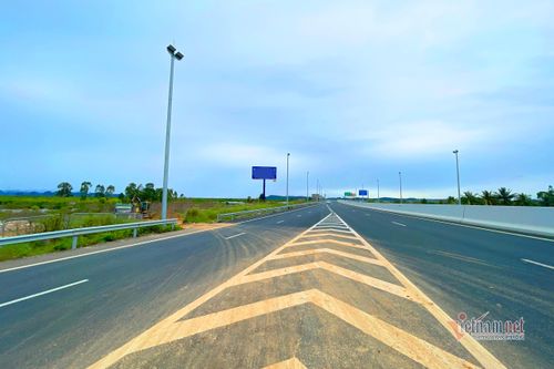 Mặt đường cao tốc nham nhở vết bánh xe chạy từ đường đất lên.