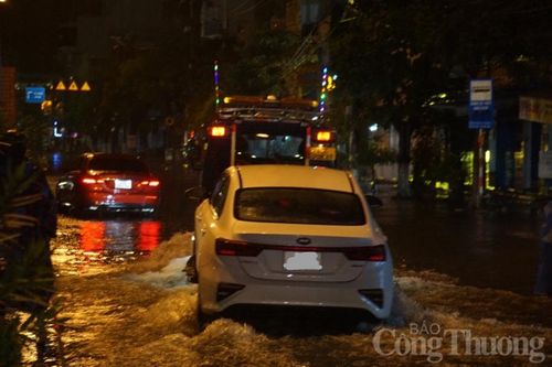 Nhiều phương tiện khi di chuyển qua đoạn đường bị ngập phải huy động cứu hộ giải cứu.