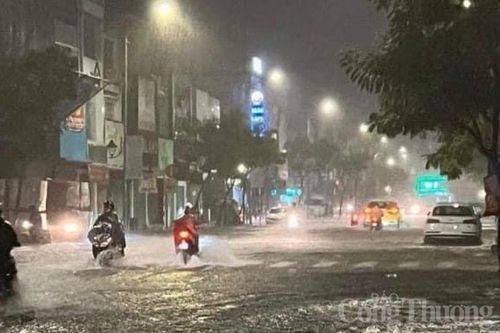  Mưa lớn khiến việc di chuyển của người dân vô cùng khó khăn. Nhiều người đã bị ngã xe khi cố đi qua làn nước xiết, gây nguy hiểm. 