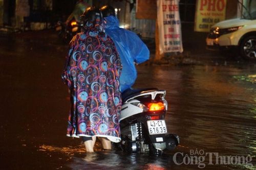 Xe máy người dân bị chết máy nên đành dắt bộ về nhà.