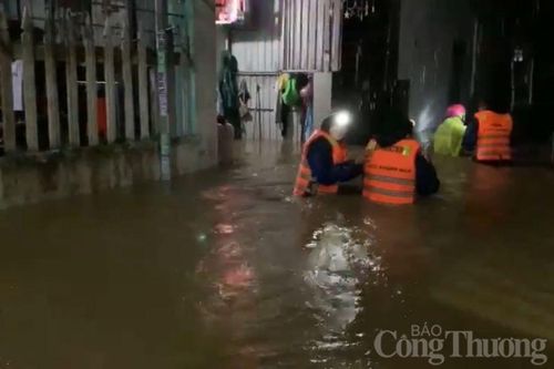 Chính quyền các Phường, Quận nhanh chóng hỗ trợ người dân di chuyển tránh lũ dâng ngay trong đêm. Tại các con hẻm nhỏ, nơi hệ thống thoát nước kém, lũ tràn vào nhà dân đến ngang hông.