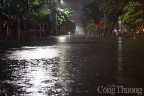  Các tuyến đường “nước nhiều như sông”. Tình trạng này này diễn ra nhiều năm nhưng chưa được giải quyết dứt điểm, gây khó khăn trong sinh hoạt cho người dân. 