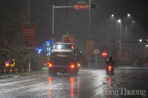  Xe lớn cõng xe bé trở thành quen trong những ngày mưa tại thành phố Đà Nẵng. 