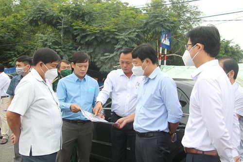 Bí thư Tỉnh ủy Đồng Tháp Lê Quốc Phong (thứ 2 từ phải sang) kiểm tra việc phát triển kinh tế cửa khẩu tại huyện Hồng Ngự