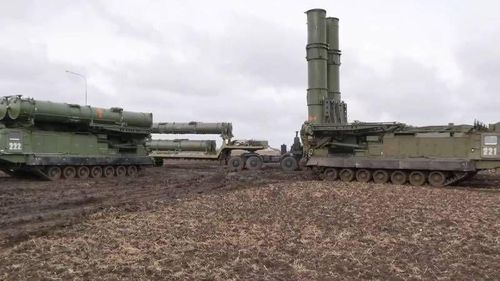 S-300V4 nâng cấp với tên lửa phòng không thế hệ mới được nhận xét đã tiệm cận S-500 Prometheus, đây là điều không gây ngạc nhiên bởi công nghệ của S-500 được cho là sự nâng cấp sâu từ chính Antey-4000.