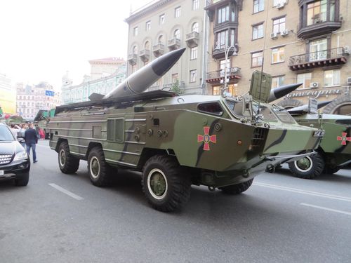 Ngoại trừ vụ tập kích bằng trực thăng Mi-24 nằm ngoài phạm vi đánh chặn của tổ hợp phòng không S-300V4 vì vũ khí này tối ưu hóa cho việc tiêu diệt tên lửa đạn đạo, nhưng 2 vụ tấn công khác vào sân bay quân sự và địa điểm trú quân bằng tên lửa Tochka-U để lại rất nhiều câu hỏi.