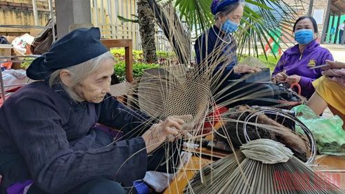 Trải nghiệm làm nón dân tộc Tày tại Chương trình khởi động lại du lịch Thái Nguyên.