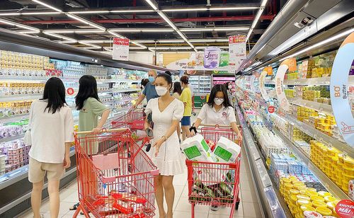 Người dân TPHCM mua sắm tại siêu thị. Ảnh: CAO THĂNG