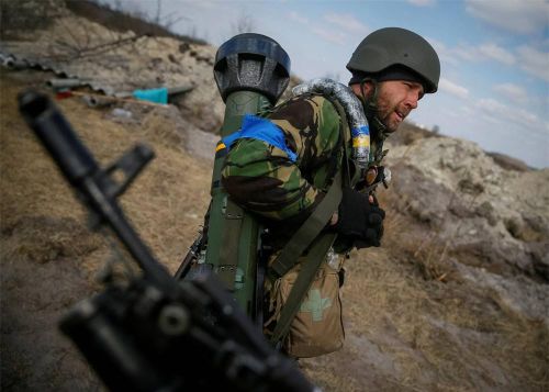 Lính Ukraine vác theo tên lửa NLAW tại một vị trí trên tuyến đầu ở khu vực phía bắc Kiev. Ảnh: Reuters